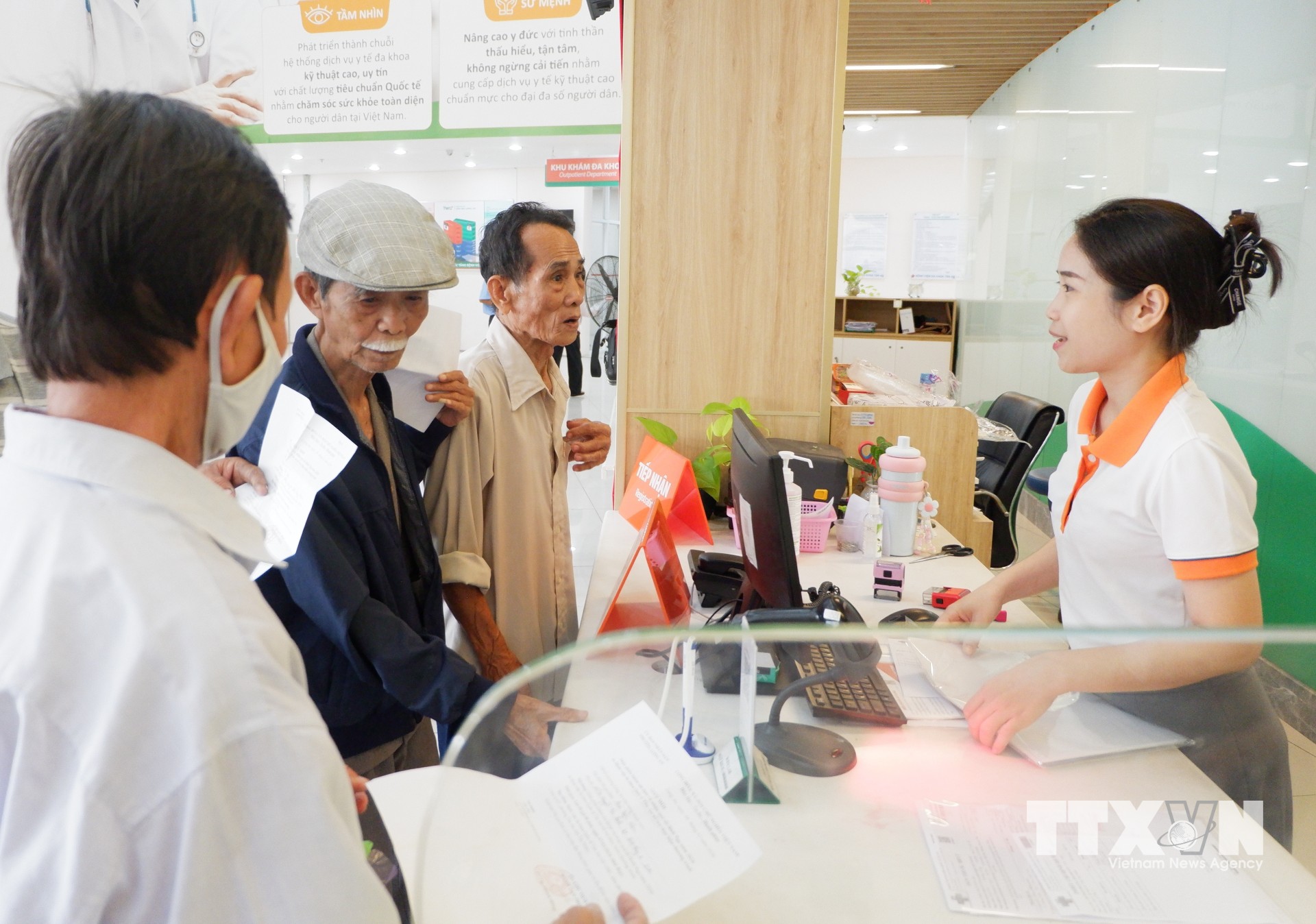 Nhân viên Bệnh viện Đa khoa Quốc tế Tân An, phường Tân An, tỉnh Tây Ninh tư vấn, hướng dẫn cho bệnh nhân. (Ảnh: Đức Hạnh/TTXVN)